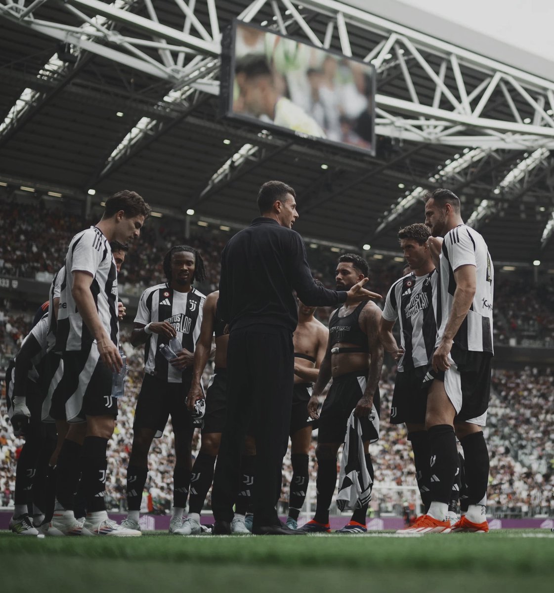 _Gr3zy_'s tweet photo. La foto più bella che vedrete oggi. ⚪⚫ https://t.co/Cs38iTOSeF