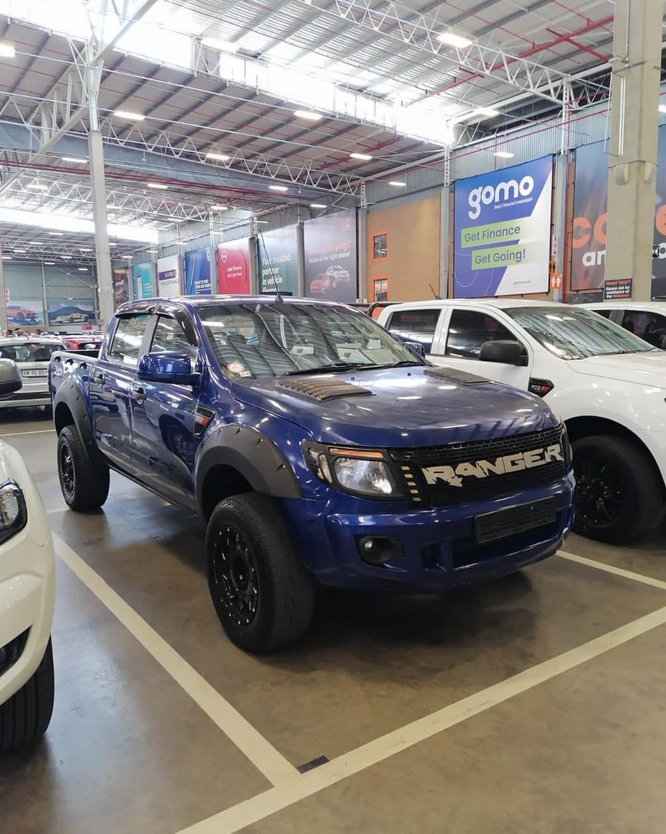 Rovertlogistics's tweet photo. Experience the luxury of car shopping from the comfort of your home with Rovert Logistics! Let us handle the details while you sit back and relax. Your dream car is just a click away. 

 #RovertLogistics #CarShoppingMadeEasy https://t.co/IUcjhO8wQa
