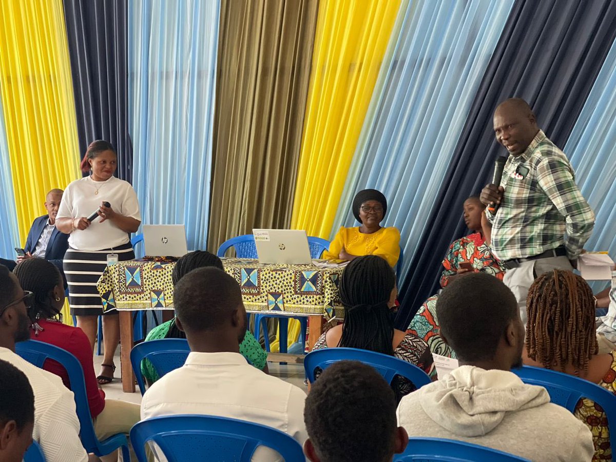 EKitholu's tweet photo. Un dialogue communautaire sur la démystification des questions liées à la santé sexuelle et reproductive pour promouvoir les droits en SSR avec la participation des #leadersreligueux #cadresdebase et #parents pour l’aire de santé de Virunga dans KARISIMBI @caredrc @PardeEstRDC https://t.co/gITFsZ3aN1