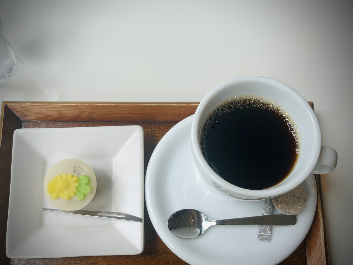 coffee_or_some's tweet photo. いや暑すぎてもう。Cafe 椿でコーヒーと特別展の和菓子。肉球が…！肉球がおわす！早く次の春来いの願いを込めて恵比寿だよ。 https://t.co/8DqZRH3Qf2