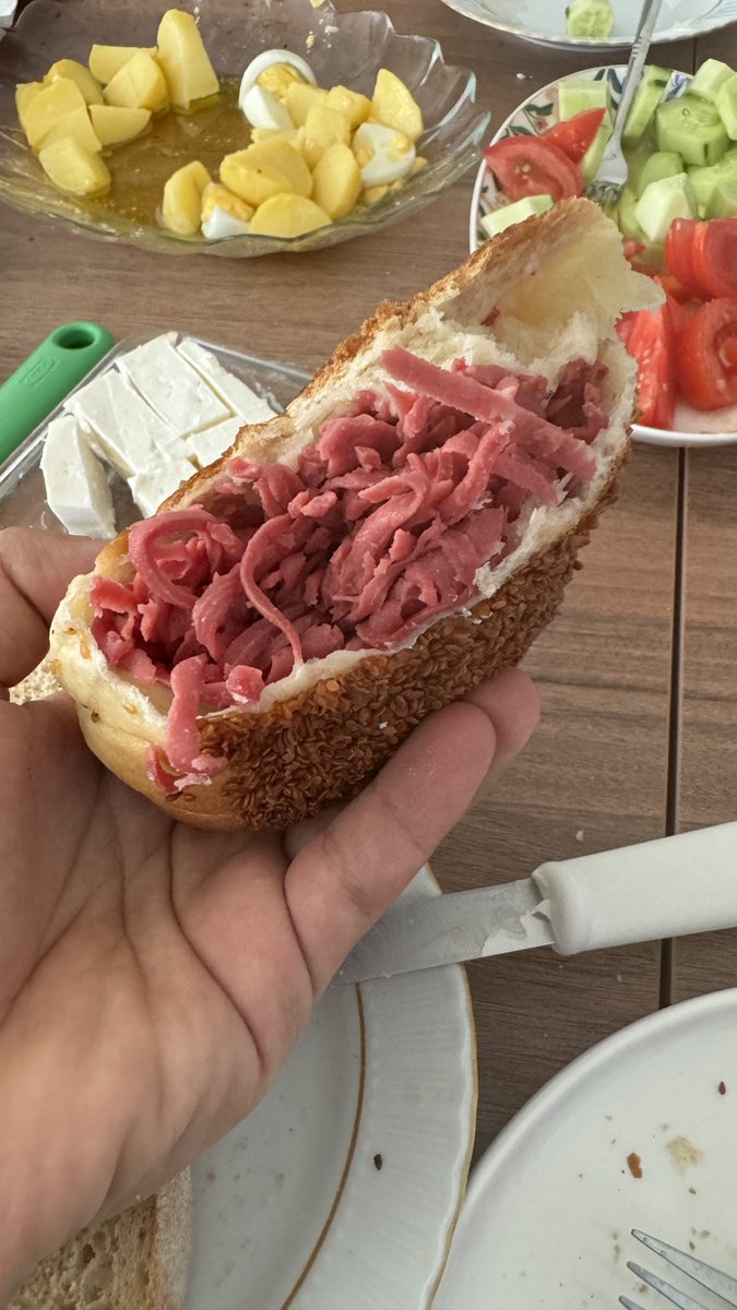 izmirgeyik's tweet photo. Manisa’da bir unlu mamüllerin sattığı poğaçaların içi böyle görüntülendi https://t.co/PUHFrNhgZs