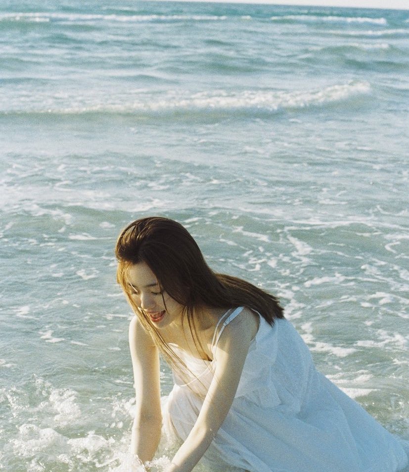 Imagine a sunny day at Wilmington Beach, the perfect setting for a summer with your beloved. The warmth of the sun &amp; the gentle waves, Are you the type 𝗮𝗱𝗺𝗶𝗿𝗶𝗻𝗴 𝘁𝗵𝗲 𝘃𝗶𝗲𝘄 𝗮𝗿𝗼𝘂𝗻𝗱 𝘆𝗼𝘂, or 𝗹𝗼𝘃𝗲 𝗰𝗮𝗽𝘁𝘂𝗿𝗶𝗻𝗴 𝘄𝗶𝘁𝗵 𝘆𝗼𝘂𝗿 𝗰𝗮𝗺𝗲𝗿𝗮, like me? 🌊