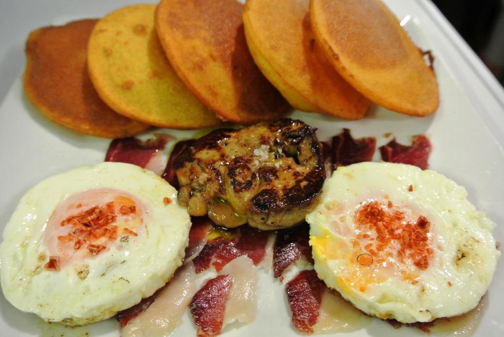 ElRequexu's tweet photo. 📷 Nuestros tortos con foie, jamón ibérico y huevos fritos.
📍 Avenida de la Costa, 30 en #Gijón: https://t.co/onPmI17c62
☎️ Reservas: 984395520 #sidrería #Asturias #tortos #comerenGijón #veranoenGijón https://t.co/UWs7JQiccE