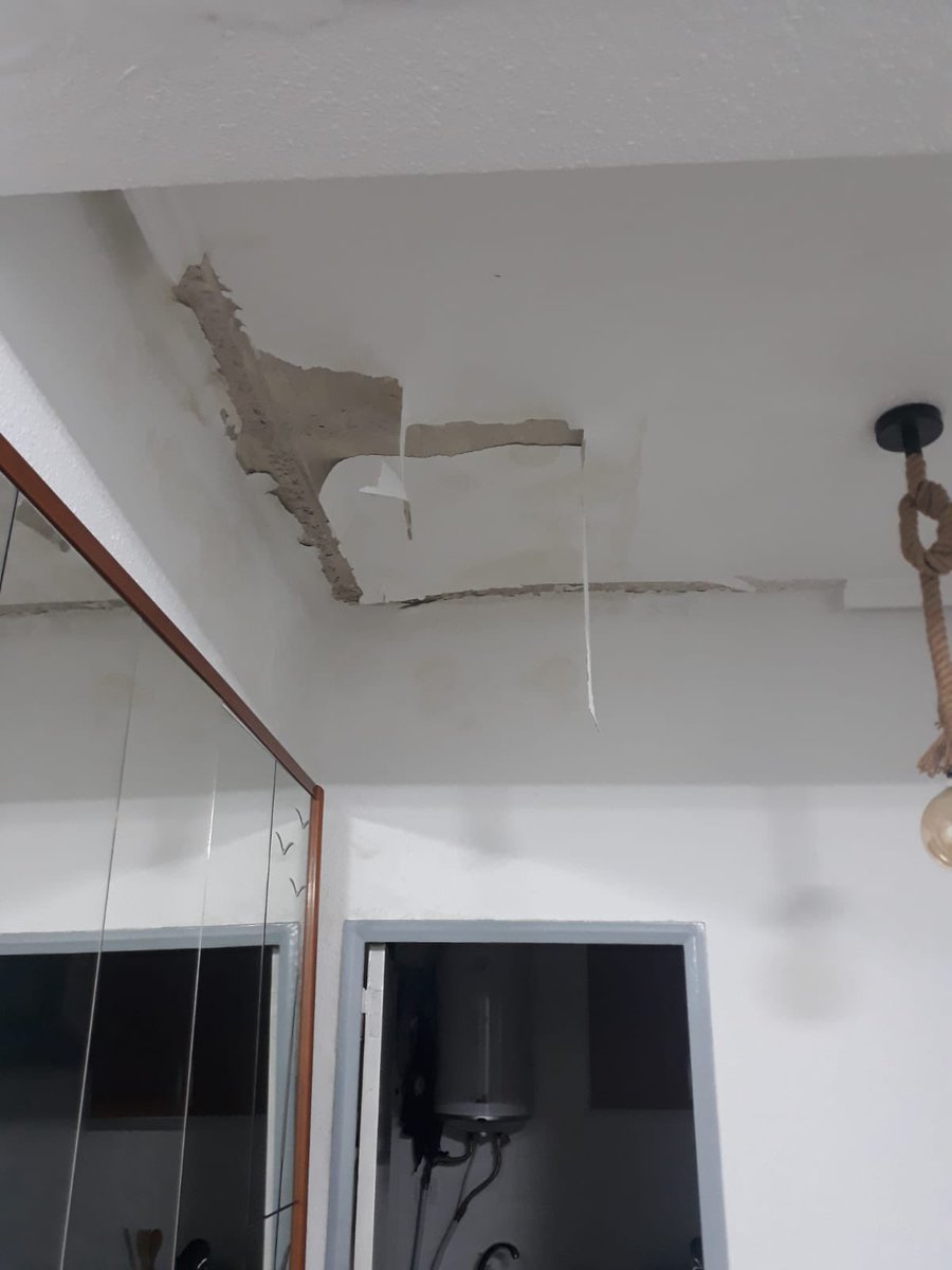 RiddleZone's tweet image. Me voy una semana de vacaciones y al segundo día me habla un inquilino para decirme que la nevera tiene hielo pero no enfría (básicamente solo tenía que retirar el hielo que cubría la salida de aire).

Al cuarto día, otro inquilino me dice que le ha salido una humedad en el techo…