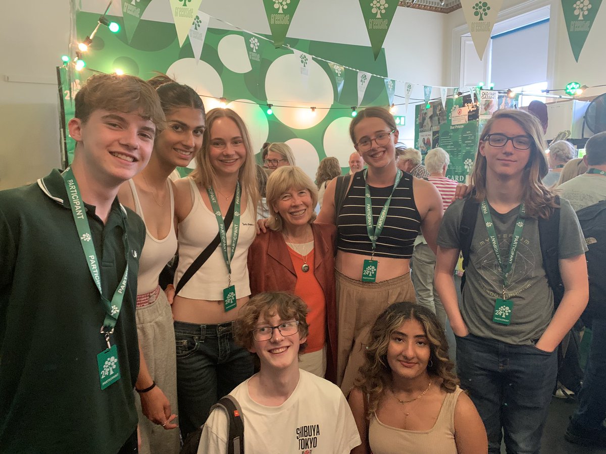 Cynthia Lazaroff, whose story is featured in the show, came to see the opening of ‘2018: Launch on Warning’ yesterday!

We performed to a full house yesterday so make sure to grab a ticket for the rest of our run!

#edfringe #edfringe2024 

tickets.edfringe.com/whats-on/2018-…