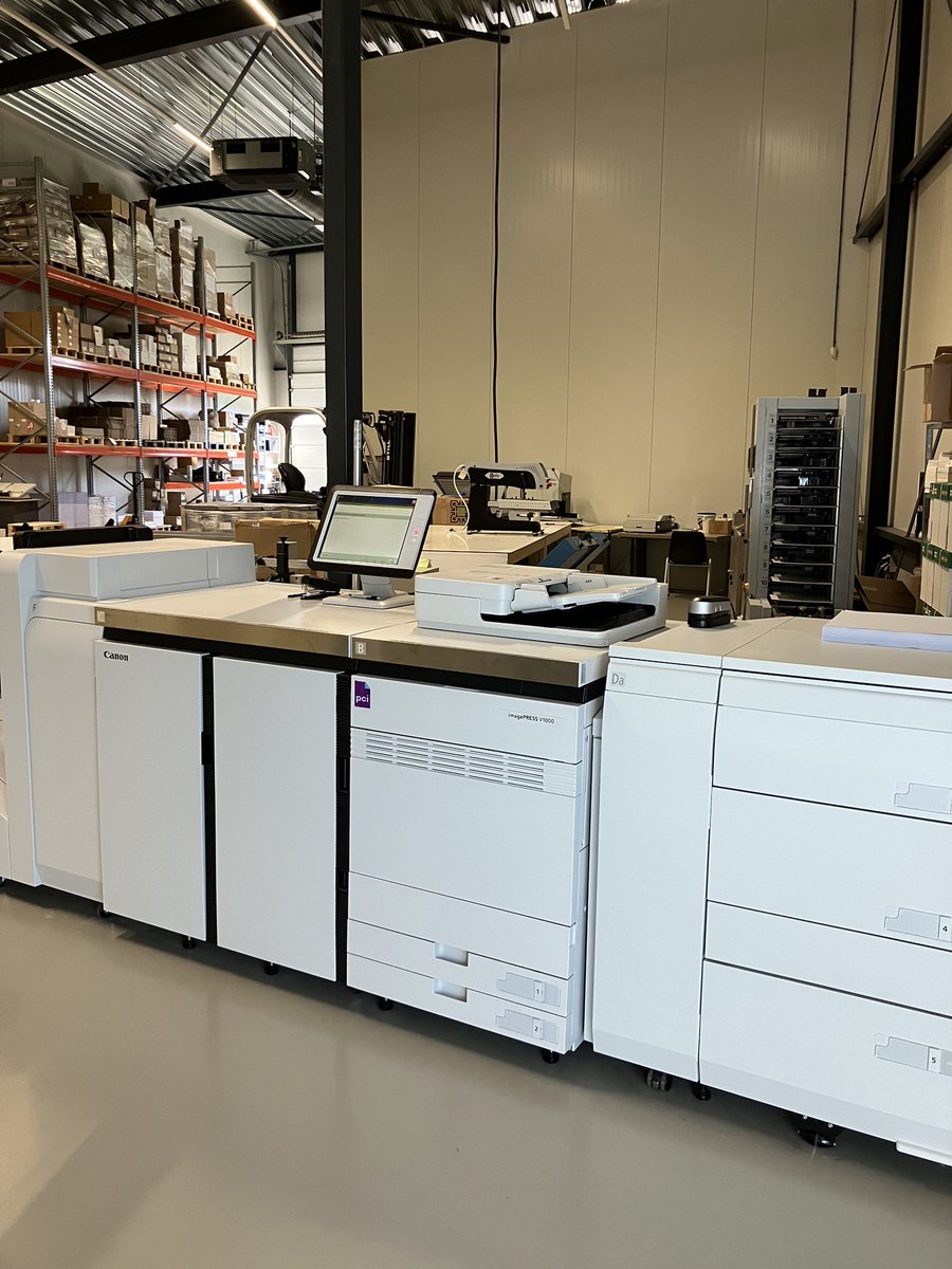 ServaasStoop's tweet photo. Gistermorgen bracht ik een bezoek aan Drukkerij Kemker in #Beesd. Mooi om te zien dat de wensen van klanten op het gebied van drukwerk, printen, autobelettering en werkkleding letterlijk en figuurlijk vorm krijgen. Zo ook het briefpapier voor @WestBetuwe. #Stoopopdestoep https://t.co/BHR85p4Guj