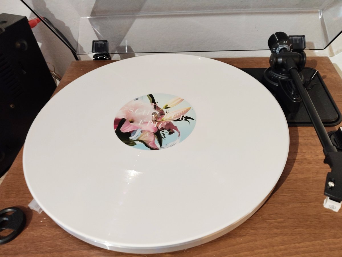 juanjoharo's tweet photo. "Epic" de Schiller es todo 😍😍😍. El diseño, el sonido y por supuesto los temas de este genio mezclando electrónica con orquestación como nadie
#schiller #schillermusic #electronicmusic #musicaeletronica 
 #vinylcollection #vinyl #backtovinyl #music #vintage #vinilo https://t.co/lMwxVSOqW8