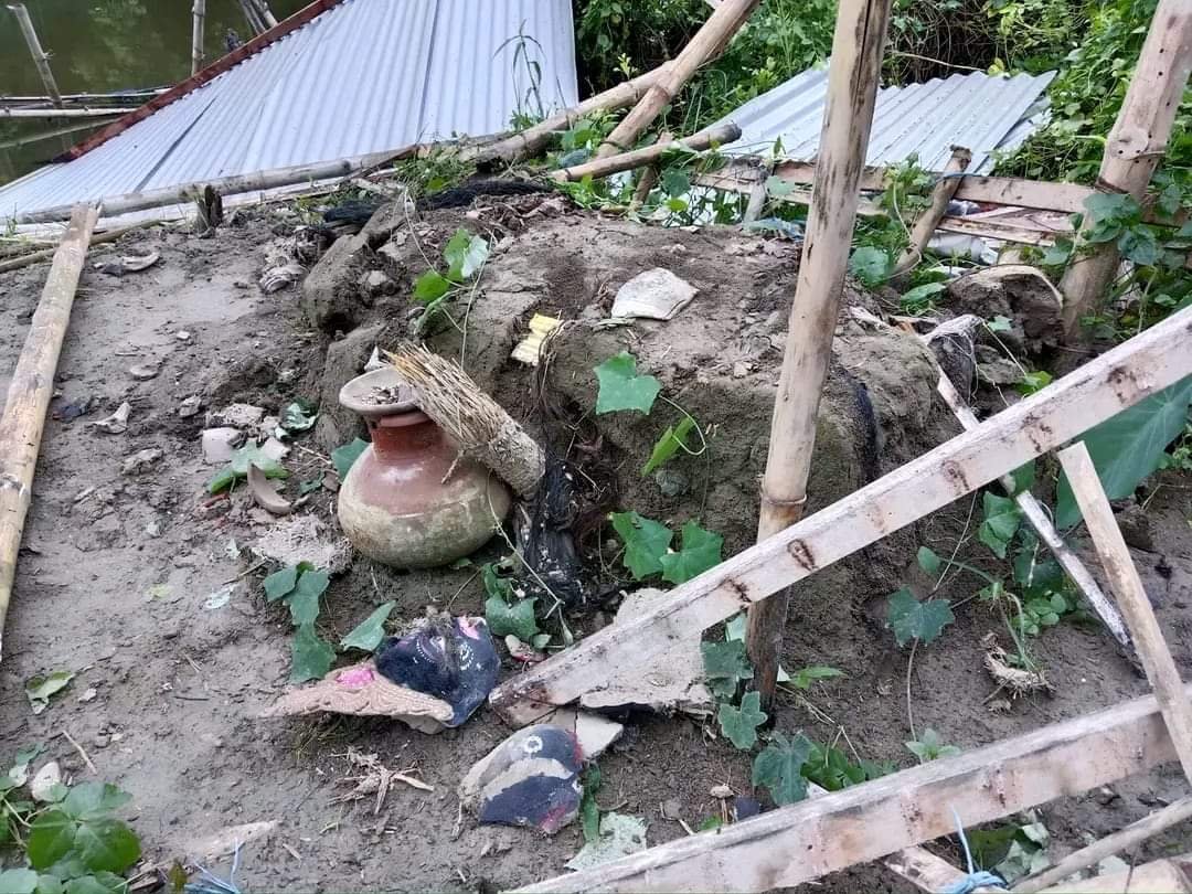 SaveHinduPost's tweet photo. Kali Mandir Demolished - 7.8.2024
Agunpur, Bartiya, #Manikganj, #Bangladesh.

#AllEyesOnBangladeshiHindus
#HindusUnderAttackInBangladesh
#SaveHindusInBangladesh
#SaveBangladeshiHindus
#HindusUnderAttack
#BangladeshBleeding
#BangladeshiHindus
.
#SaveSanatan
#SaveHindu https://t.co/p9x13ZNNgX