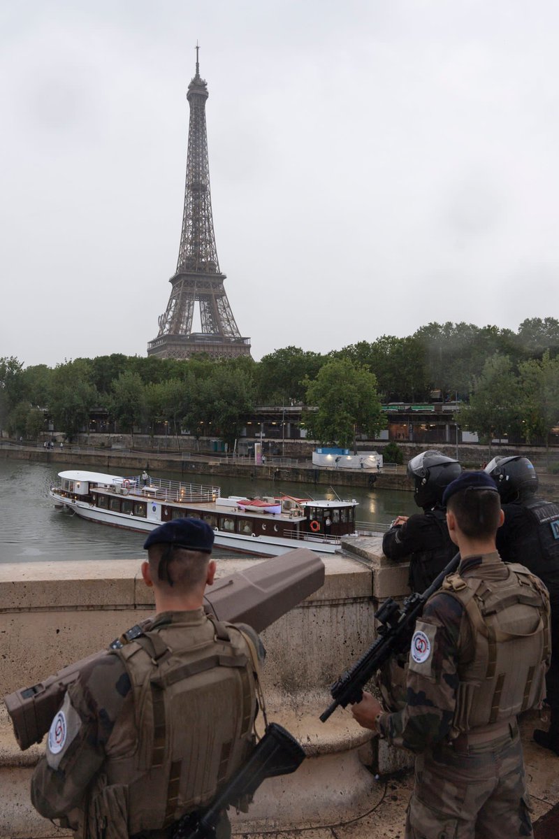 Dans les rues et sur les toits de #Paris les militaires sont engagés pour assurer la sécurité aérienne des #JeuxOlympiques2024. Intégré au dispositif, le 54e Régiment d'artillerie est mobilisé, sous la coordination de l'<a href="/Armee_de_lair/">Armée de l'Air et de l'Espace</a> 

#Paris2024