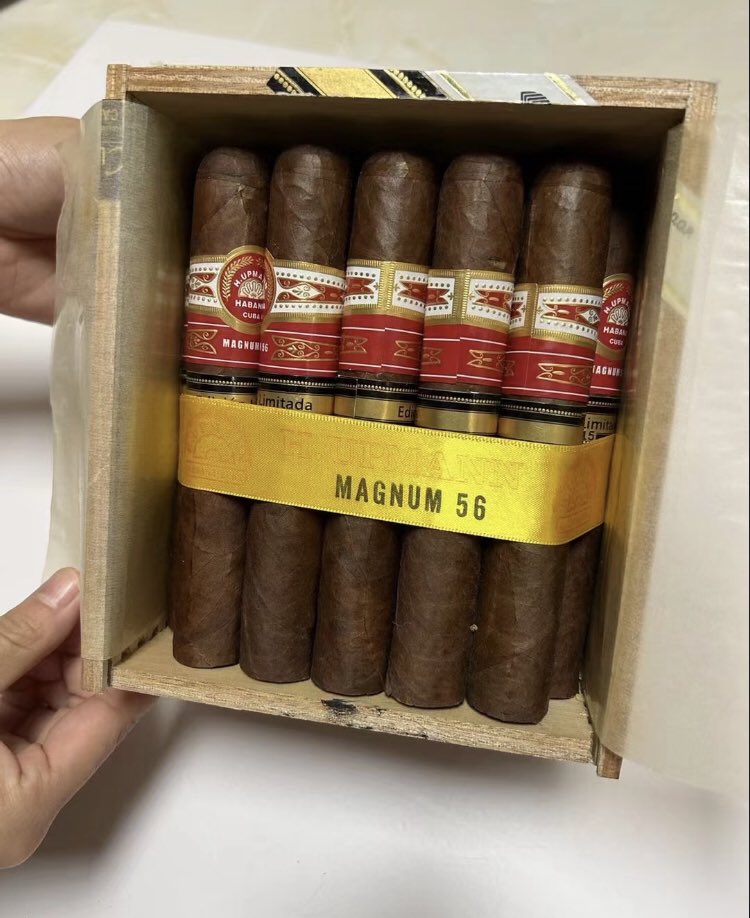 GoodScigar's tweet photo. H. UPMANN MAGNUM 56 EDICION LIMITADA 2015
wechat: GDcigars
oker with almost one hour of pure smoking pleasure.
Length:150 mm
Vitola de galera:Magnum 56
Ring:56
#saudicigar #qatarcigarclub #qatarcigars #saudicigarscommunity #bahraincigar #hongkongcigar #hk #hkcigar #byh https://t.co/fwvBJ5LAM5