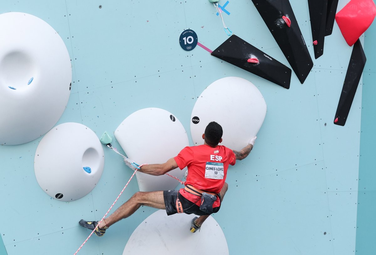 CasaReal's tweet photo. El Rey ha asistido a la competición de escalada deportiva para apoyar al escalador español Alberto Ginés en los Juegos Olímpicos de #Paris2024.

➡️https://t.co/SShbkFW9wV https://t.co/fzR1EJ02B9