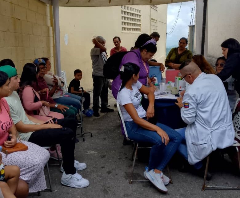 EnlaceRV's tweet photo. Familias de La Macarena recibieron atención social

https://t.co/Aq4e3TQkoX
#LosTeques @PoliciaMiranda1 @farith15 @Alc_Guaicaipuro https://t.co/KbklsgyUGH
