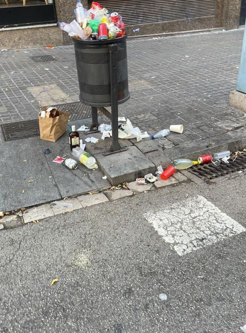 XuanNelGonzali's tweet photo. (...)Si non, queda puerco. Por casu, estos garabatos negros na esquina. ¿Qué tiempo lleven escritos? ¿Dos años? Pasa per delantre. MARCHALENES IV REICH. Nun sabe qué coime significa. Y repúna-y."
#Guillem #NúriaCadenes #lleernasturianu2024 https://t.co/NSbzFvo146