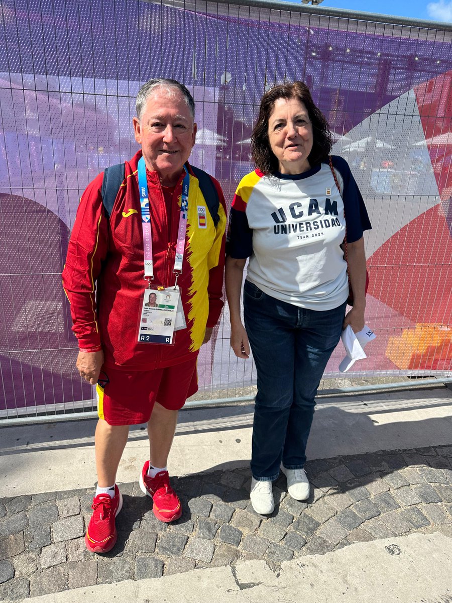 📸 María Dolores García, presidenta de la UCAM, junto a José Antonio Carrillo, técnico del UCAM Athleo Cieza y entrenador de Álvaro Martín y de Miguel Ángel López, tras la prueba del relevo mixto en la que España ha conquistado su segunda medalla de oro en #Paris2024 
🇪🇸