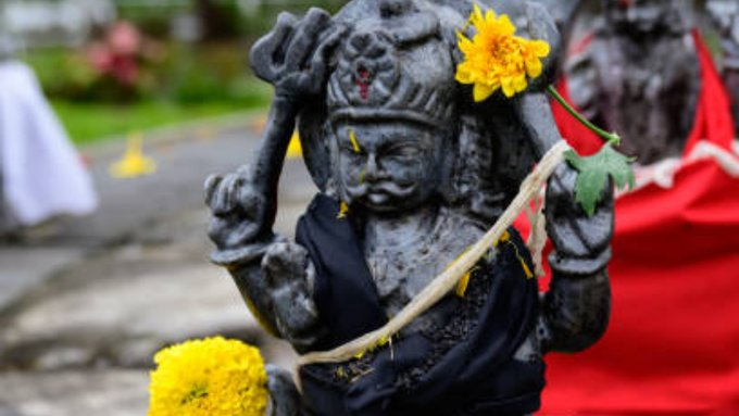 Tolivelugu's tweet image. ప్రతి జీవికి, మానవునికి, దేవతలకు సరైన న్యాయం చేసే దేవుడు శని దేవుడు. శనిదేవ్‌ కర్మల ప్రకారం ఫలితాలను, మంచి పనులకు మంచి ఫలితాలను ఇస్తాడు. చెడు పనులకు కూడా శిక్షిస్తాడు. అందుకే శనిదేవ్ అంటే భయపడుతారని పండితులు చెబుతున్నారు.

#Astrologi #shanidev #Tolivelugu