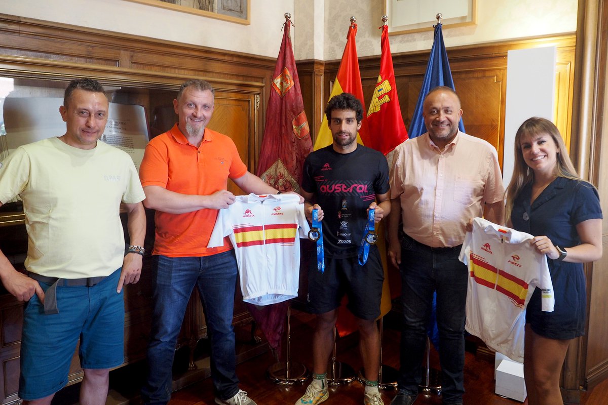 🏃🏊‍♂️🚴‍♂️
El presidente de la #DiputaciónDeLeón, <a href="/courel1966/">Gerardo Alvarez C./❤️🇪🇸🇵🇸</a>, recibe al atleta internacional Kevin Tarek, natural de Vegacervera, ganador del oro en el Campeonato Europeo de Triatlón Campo a Través celebrado este año en Coímbra, Portugal.