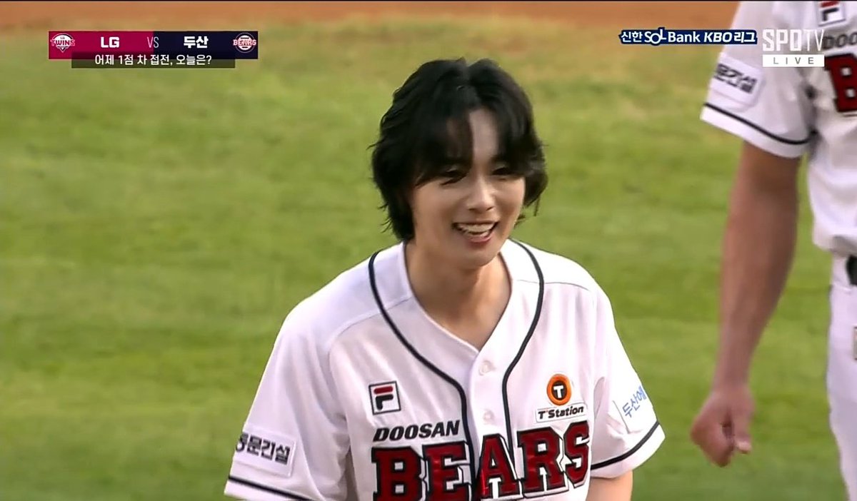 mjiohnim_'s tweet photo. Jinu the main character, the commentar talk about his visual and they also play really really!!!!! https://t.co/9dceDY7e2a
