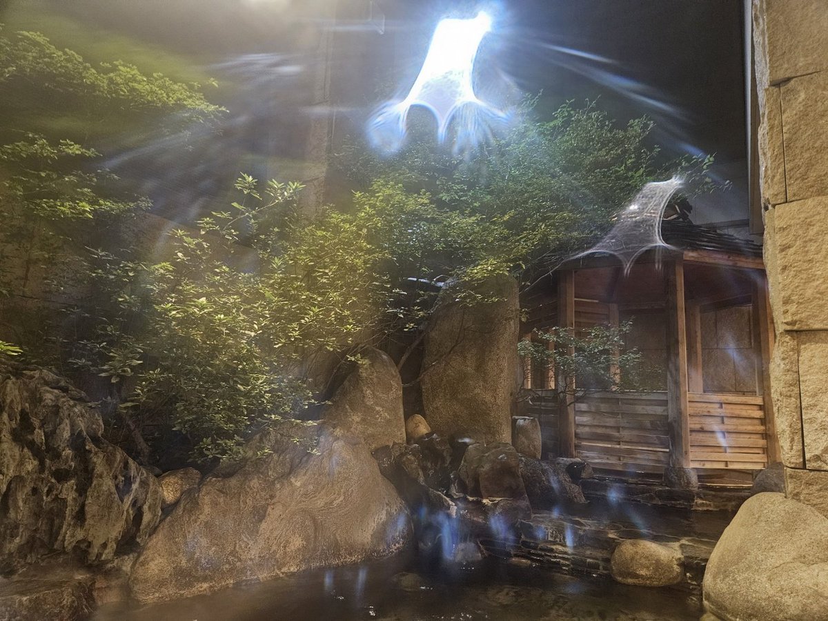 여기 어딘지 아시는 계실까요?
서울시내 강x한복판에 있답니다