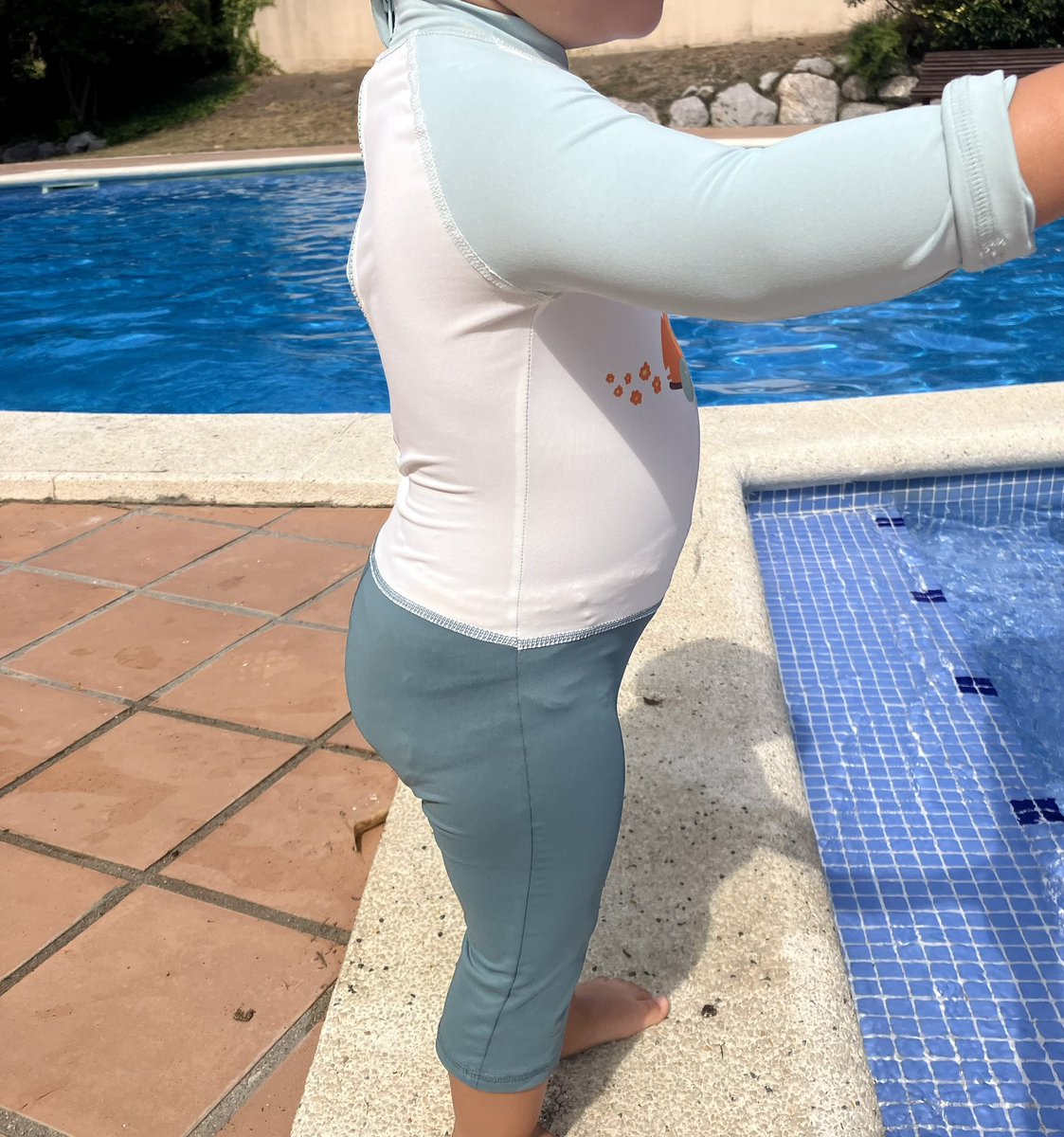 La mejor solución para evitar quemaduras solares en la infancia y que además ayudan a disminuir el riesgo de contagio por mollusco contagioso en niños en las piscinas,son los trajes de baño con protección UV.

Si además les pones gorro y gafas 1️⃣0️⃣

#dermatología #dermatology