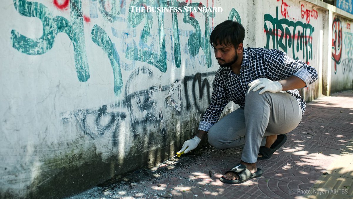 tbsnewsbd's tweet photo. Students from various educational institutions in Dhaka are cleaning wall paintings, removing slogans, and tidying the streets in the Dhaka University area following Sheikh Hasina's resignation as Prime Minister on August 7, 2024, in Dhaka, Bangladesh.

Photo: Nayem Ali/TBS https://t.co/fYb0iVl8RB