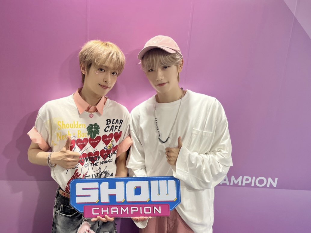 showchampion1's tweet photo. 아니 그니까 #쇼챔피언 탐라에 #금동현 #가온 이 한테 사랑에 빠져서 진심으로 사귀고 싶어하는 사람이 있슴...(っ◞‸◟c)💘

잘생긴 건 둘째치고 울 엠씨들은
✨아이돌&amp;밴드&amp;락커🎸인데... 
진짜 제정신인가 싶어서 블락하려고 들어가 보니까

어라...? 프로필 수정...?
이게 뭐죠?(❛ε ❛)♫♪ https://t.co/uKgoqSFurq