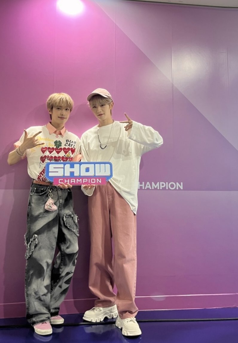 showchampion1's tweet photo. 아니 그니까 #쇼챔피언 탐라에 #금동현 #가온 이 한테 사랑에 빠져서 진심으로 사귀고 싶어하는 사람이 있슴...(っ◞‸◟c)💘

잘생긴 건 둘째치고 울 엠씨들은
✨아이돌&amp;밴드&amp;락커🎸인데... 
진짜 제정신인가 싶어서 블락하려고 들어가 보니까

어라...? 프로필 수정...?
이게 뭐죠?(❛ε ❛)♫♪ https://t.co/uKgoqSFurq