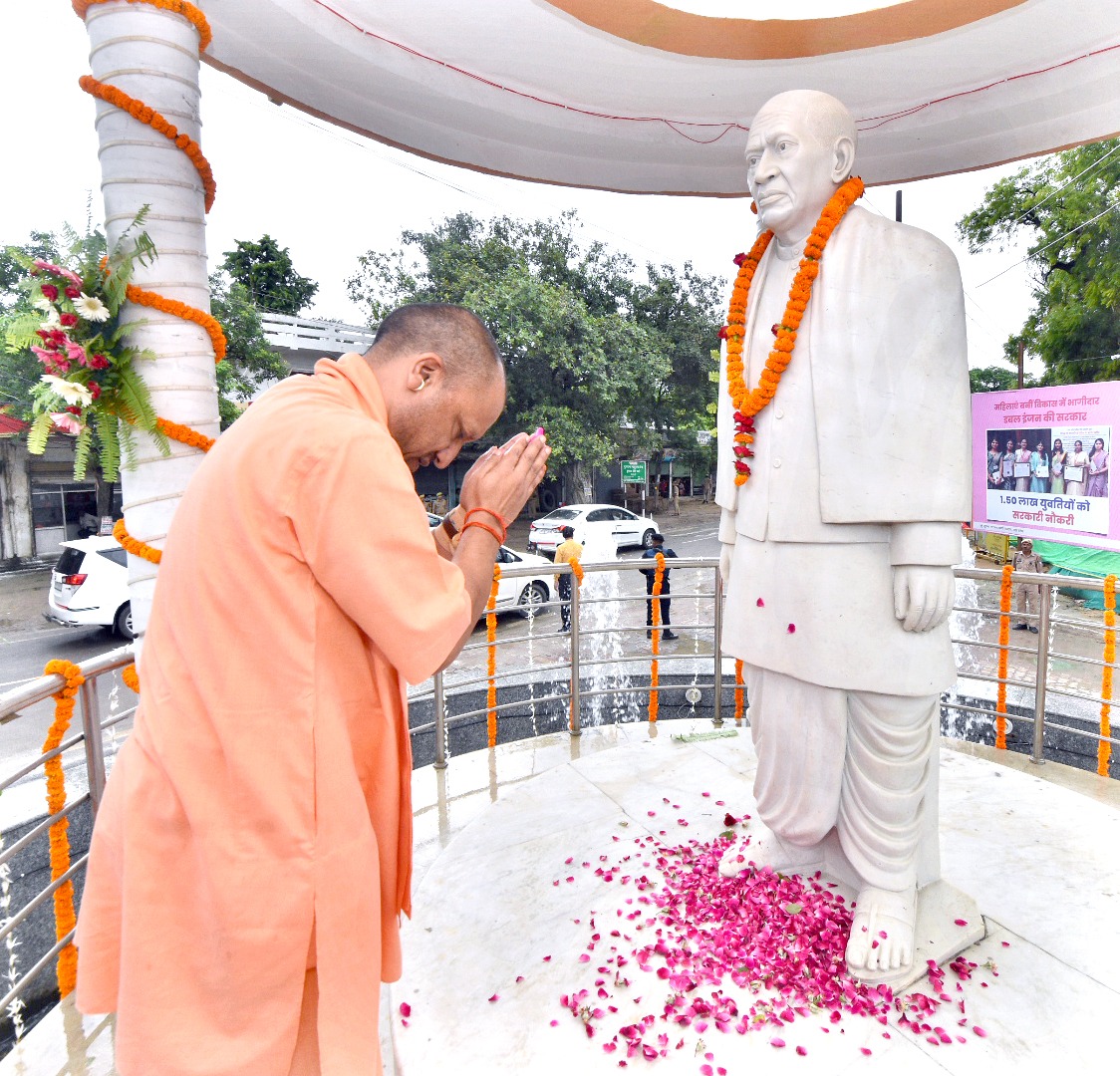 #UPCM <a href="/myogiadityanath/">Yogi Adityanath</a> ने आज जनपद अंबेडकर नगर के पटेल चौक पर स्थापित 'लौह पुरुष' सरदार वल्लभभाई पटेल जी की प्रतिमा पर पुष्पांजलि कर श्रद्धांजलि अर्पित की।