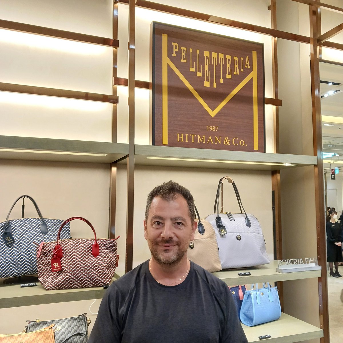 HITMAN_PIERI's tweet photo. ロベルタピエリ、
セールスディレクターのクラウディオさん日本にバカンスついでに銀座店に寄ってくれました。
#ロベルタピエリ
#robertapieri https://t.co/qHDRQwo4fm