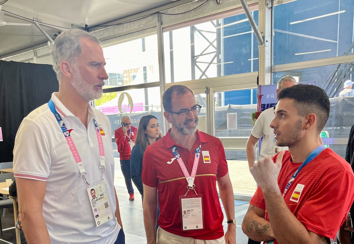CasaReal's tweet photo. El Rey felicita a Alberto Ginés tras su clasificación para la final de escalada combinada en los Juegos Olímpicos de #Paris2024

➡️https://t.co/SShbkFW9wV https://t.co/TvmWwntpz0
