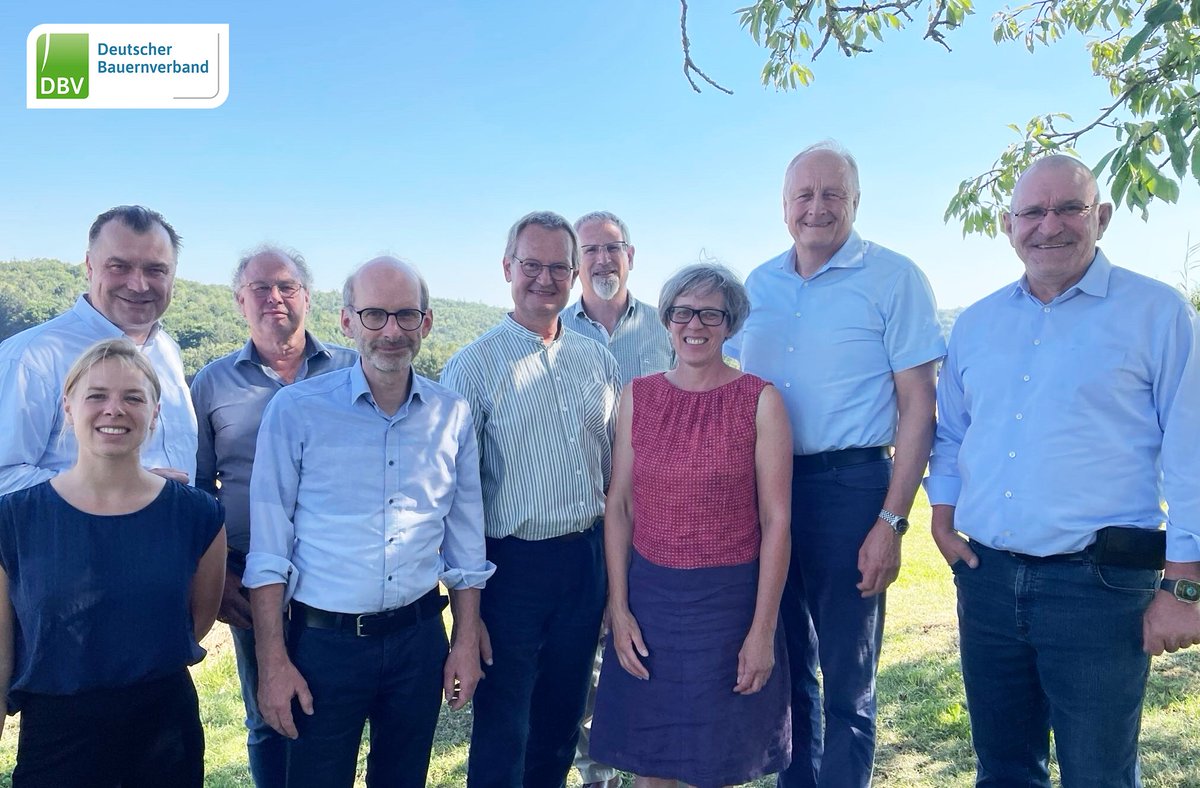 Bauern_Verband's tweet photo. Gemeinsamer Austausch mit @bioverband_de, u. a. zu Patenten auf Leben durch das @EPOorg, die Umsetzung der gemeinsamen Agrarförderpolitik der EU in 🇩🇪, zur ASP und die daraus resultierenden Vermarktungsprobleme sowie zur Marktmacht der Einzelhandelskonzerne. #Landwirtschaft https://t.co/pfNpSH5BKY