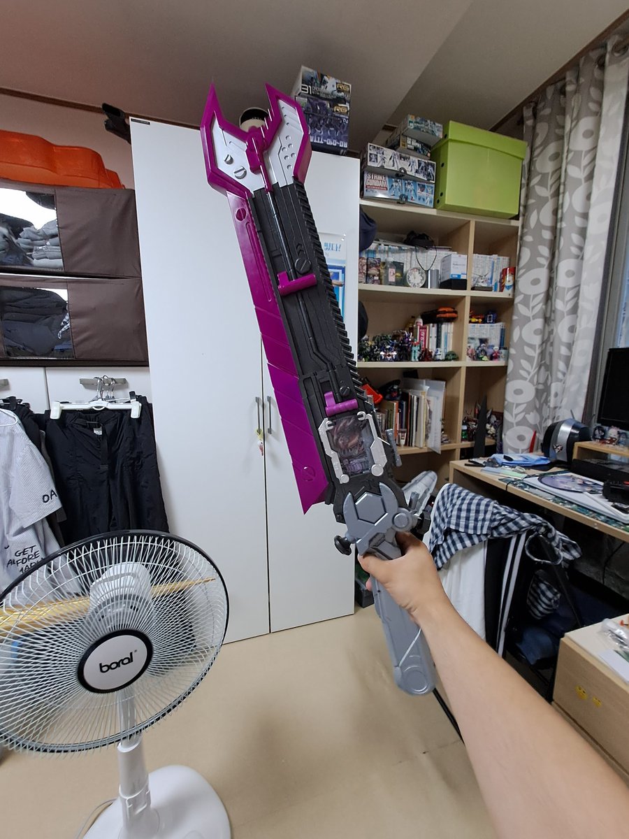 예전에 산 어른의 사치는 친구가 아직 잘보관하고 있나봅니다.