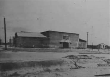 Cines antiguos del Municipio Lagunillas que seguro no recuerdas… CINE DE CAMPO ROJO, se encontraba ubicado al final de la Avenida Carabobo. Era una estructura con un área techada y la otra a cielo abierto con sillas plegables de hierro.