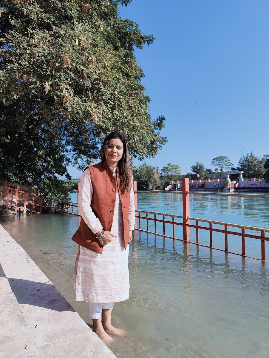_jyoti_chauhan's tweet photo. On #NationalHandloomDay ,
Let us empower our weavers & artisans, contribute towards preserving our rich handloom heritage.
#Vocal4Local #bjpmmwup #NationalHandloomDay2024 #MyHandloomMyPride #HappYHandloomDaY https://t.co/GjTQdYG3ik