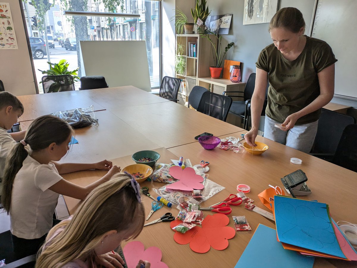 Ar <a href="/StateDept/">Department of State</a> un <a href="/USEmbassyRiga/">U.S. Embassy Riga</a> atbalstu dāvinājām skolas somas ukraiņu sākumskolas skolniekiem. Bija arī svētku galds un meistarklases bērniem!
Vai jūtat, ka jaunais mācību gads tuvojas? 🙂🍁

#CilvēksPaliekCilvēks #AtbalstuUkrainu #skola