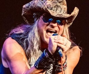 TheDuckLR's tweet photo. Remembering the former #SkidRow singer #JohnnySolinger who was born on August 7th, 1965 🙏
Happy Heavenly Birthday!
#RestInPeace https://t.co/wtpslebgLc