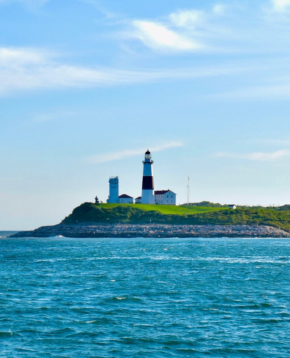 DiscoverLINY's tweet photo. "In the darkest nights, the light from the lighthouse serves as a reminder that even in our own despair, there is always hope." ☀️💙 #NationalLighthouseDay #discoverlongisland

📍Montauk
📍Fire Island
📍Southold
📍Old Field https://t.co/YpflHNC77e