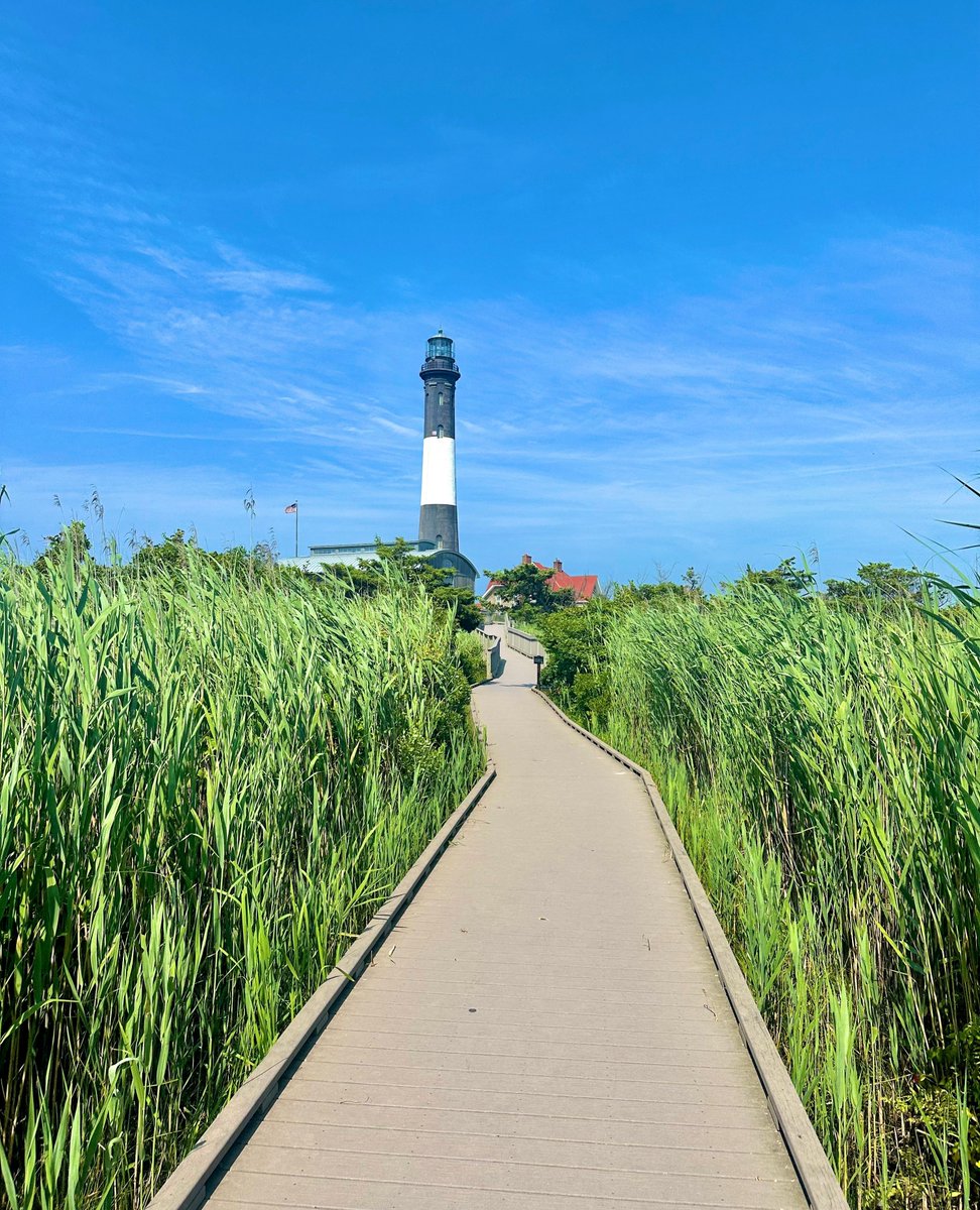 DiscoverLINY's tweet photo. "In the darkest nights, the light from the lighthouse serves as a reminder that even in our own despair, there is always hope." ☀️💙 #NationalLighthouseDay #discoverlongisland

📍Montauk
📍Fire Island
📍Southold
📍Old Field https://t.co/YpflHNC77e