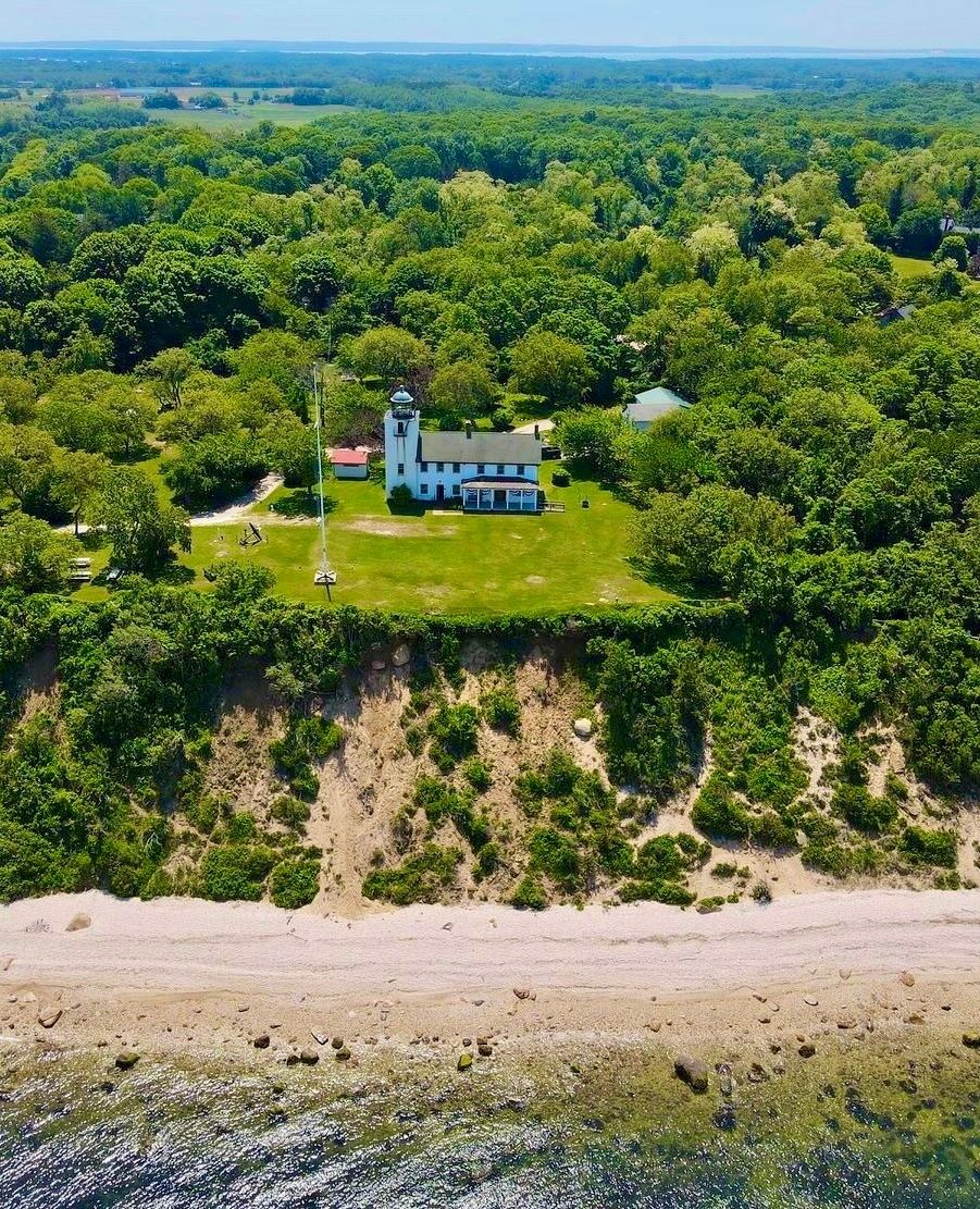 DiscoverLINY's tweet photo. "In the darkest nights, the light from the lighthouse serves as a reminder that even in our own despair, there is always hope." ☀️💙 #NationalLighthouseDay #discoverlongisland

📍Montauk
📍Fire Island
📍Southold
📍Old Field https://t.co/YpflHNC77e