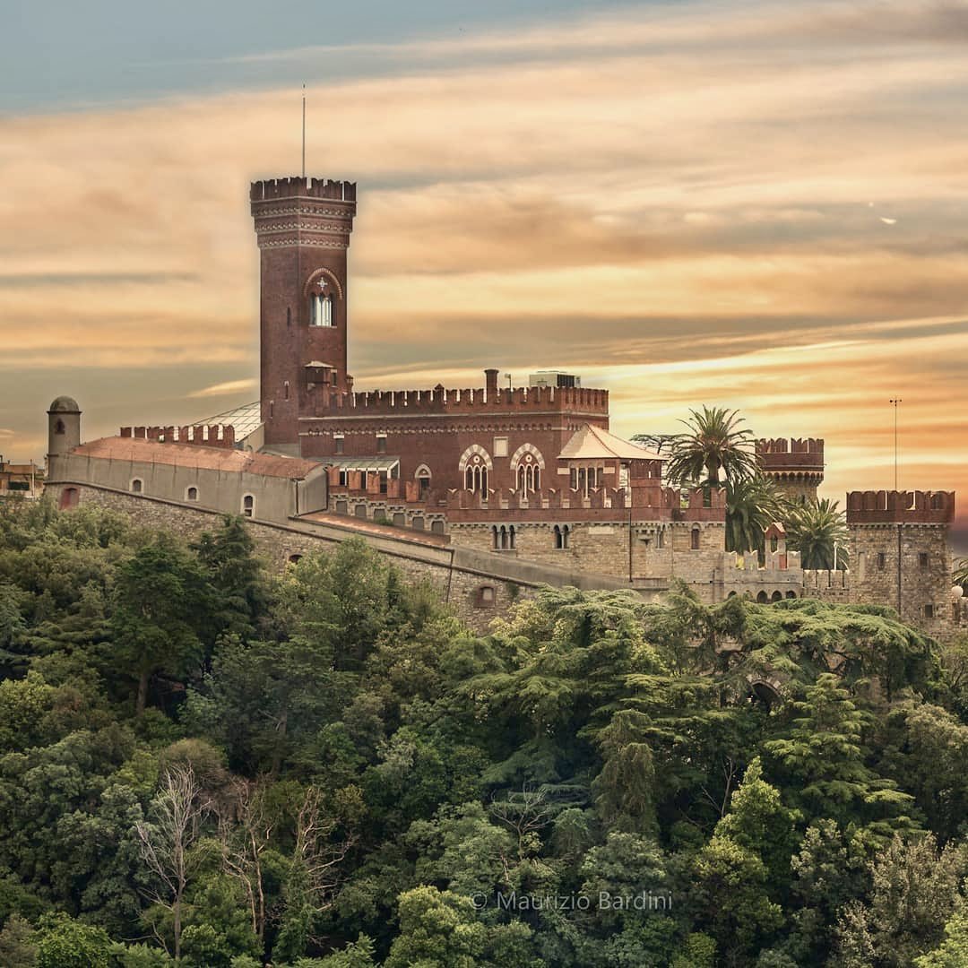 mamboitaliano__'s tweet photo. It’s called Castello d’Albertis-Montegalletto elevator and is public transportation system in Genoa

Its innovative system combines a funicular railway with an elevator, connecting Via Balbi near Piazza Principe station to Castle d’Albertis https://t.co/otINzO2tqb