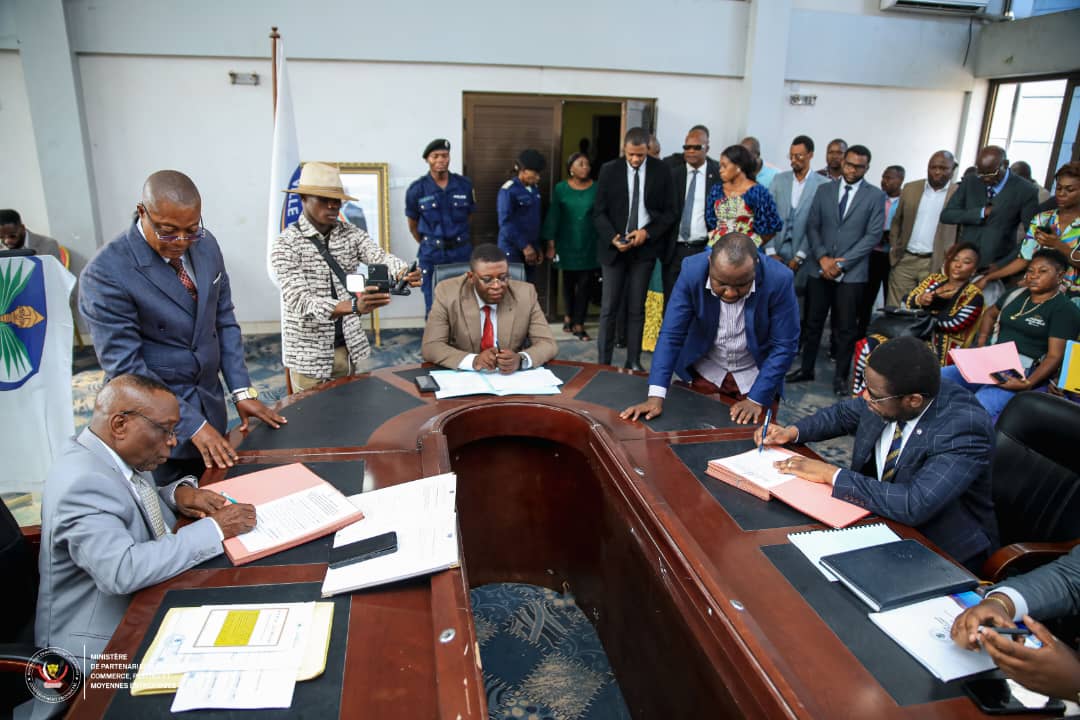 lukwebo45062's tweet photo. Ceremonie de remise et reprise et de prise des fonctions ce 06 août 2024 à l'hôtel de ville de Kinshasa, avec Osée Badibanga et Edmond Mondinga GA MAYAKA, respectivement, Ministre sortant du commerce, industrie et action humanitaire, et commissaire Général chargé des PME. https://t.co/w0iWLmf7s0