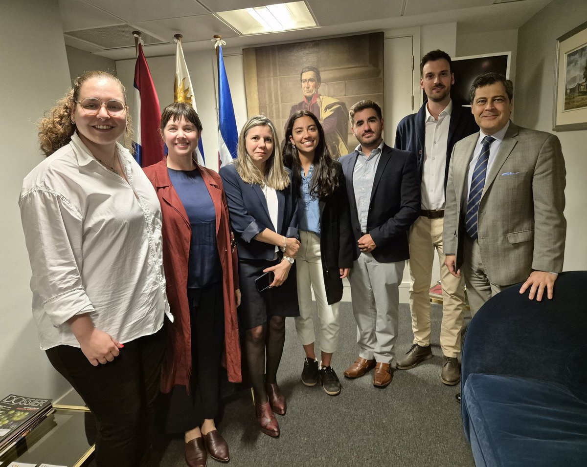 Hace algunos días, tuvimos el placer de recibir en <a href="/UruguayEmbUK/">UruguayEmbassyUK</a> a los becarios uruguayos Chevening 2023-24. Nos contaron sobre su experiencia en Reino Unido y sus planes futuros. Les deseamos una feliz finalización de sus estudios de posgrado!