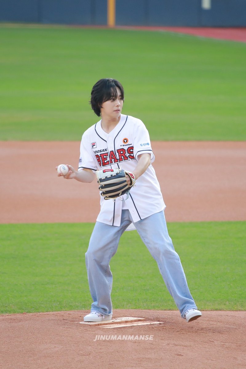 JINUMANMANSE's tweet photo. 240807

두산 시구 ⚾️

#위너  #WINNER #김진우 #JINU  
@official_jinu_ https://t.co/AoavlSSlTh