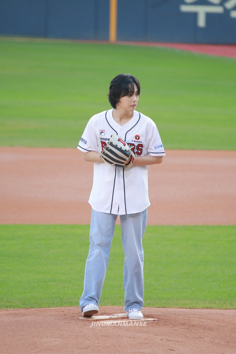 JINUMANMANSE's tweet photo. 240807

두산 시구 ⚾️

#위너  #WINNER #김진우 #JINU  
@official_jinu_ https://t.co/AoavlSSlTh