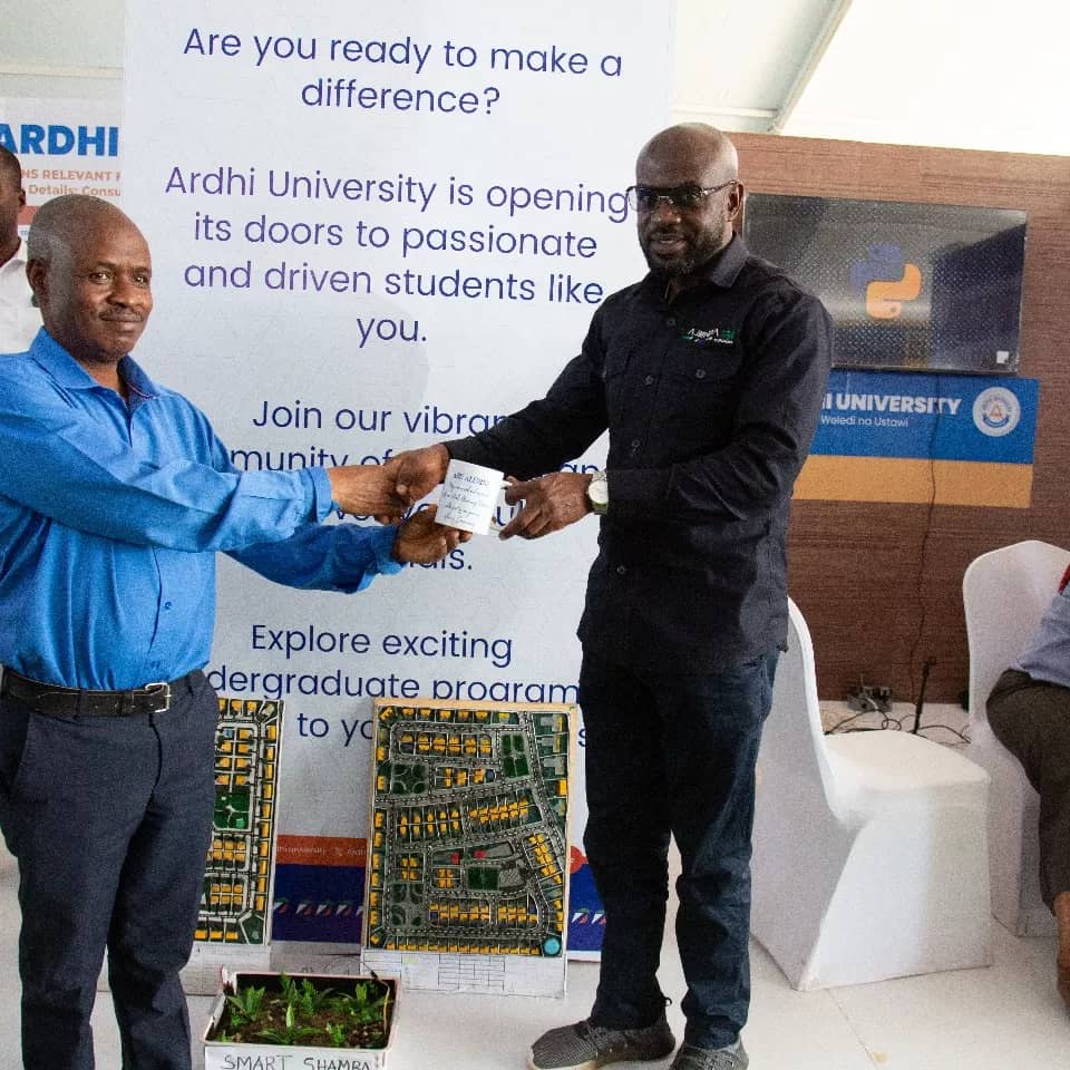 Dkt. Hussein Mohamed Omar, Naibu Katibu Mkuu Wizara ya Kilimo na aliyekua mwanafunzi wa miaka iliyopita wa Chuo Kikuu Ardhi (ARU-ALUMNI) katika banda la ARU, viwanja vya 88 - Dodoma. 

#ARU #Kilimo #Dodoma #88 
📍Dodoma