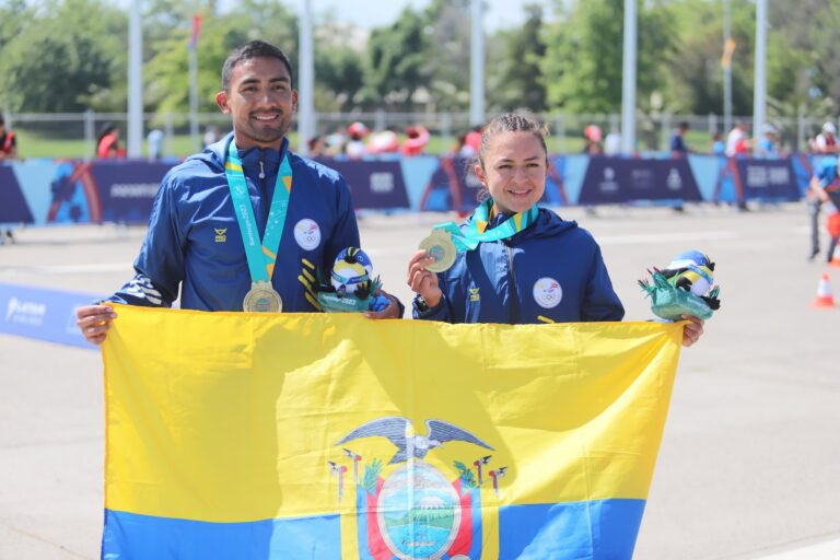ValenCenteno's tweet photo. Gracias por darnos alegría! 🥈

42km que demuestran trabajo en equipo, preparación, disciplina y compromiso 🇪🇨👏 @danielpintado1 @MorejonGlenda 

¡Nuestro país brilla con nuestros deportistas! https://t.co/XjK1TdAbGK