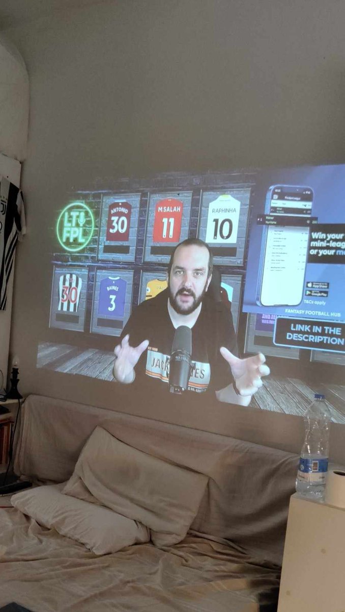 Watching <a href="/LetsTalk_FPL/">Andy</a> on a projector is a whole new experience 😅