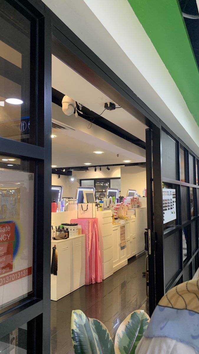 dreamhigh_mart's tweet photo. update | 

I have arrived ! dont forget to show proof ( like &amp; repost of origin tweet down below ) to claim the freebies !! please dont crowd and queue ! 

location : near entrance A , beside hair salon entrance 
what im wearing : black leather jacket , black jeans 

t. #XGinKL https://t.co/Lr49kAWZMC
