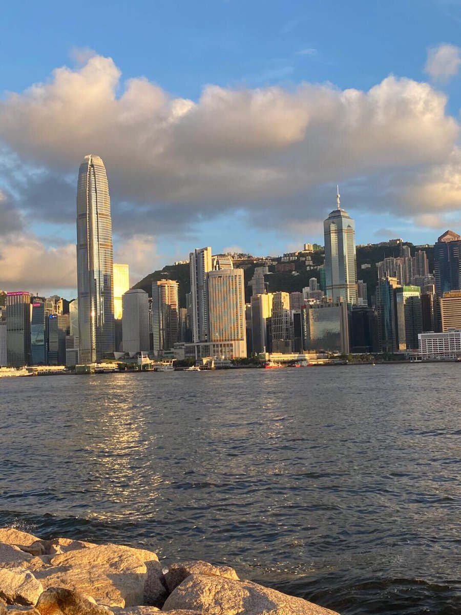LiJiaYu52's tweet photo. Hong Kong in the evening https://t.co/whjZ7W2UOG