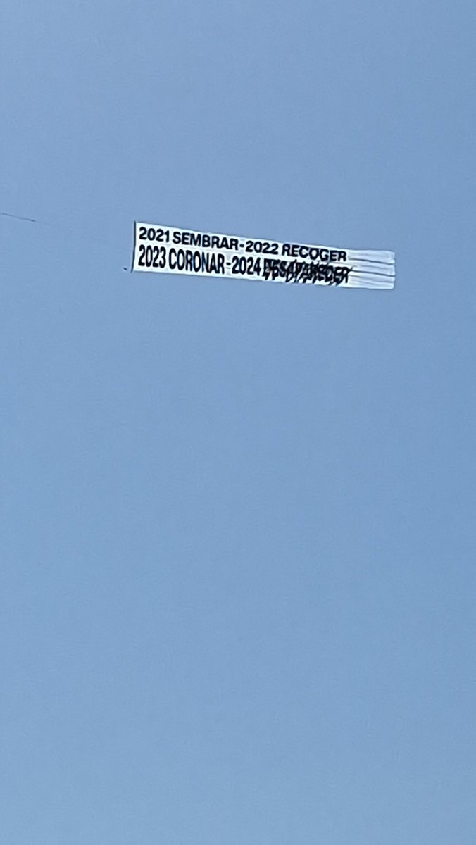 AdayUD's tweet photo. Lo de que Quevedo haya sacado a pasear su avioneta por las playas del sur de España un SIETE de agosto???

https://t.co/3zhz83y63H