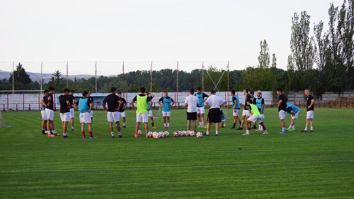 Tercera RFEF | Pretemporada 🔴⚪

Primera sesión de entrenamiento de la pretemporada.

Mucho trabajo e ilusiones renovadas para esta nueva campaña.

¡Vamos! <a href="/vareaoficial/">Club Deportivo Varea</a> 

#pretemporada #Trabajo #Grupo #entrenamiento #Larioja #logroño #futbol